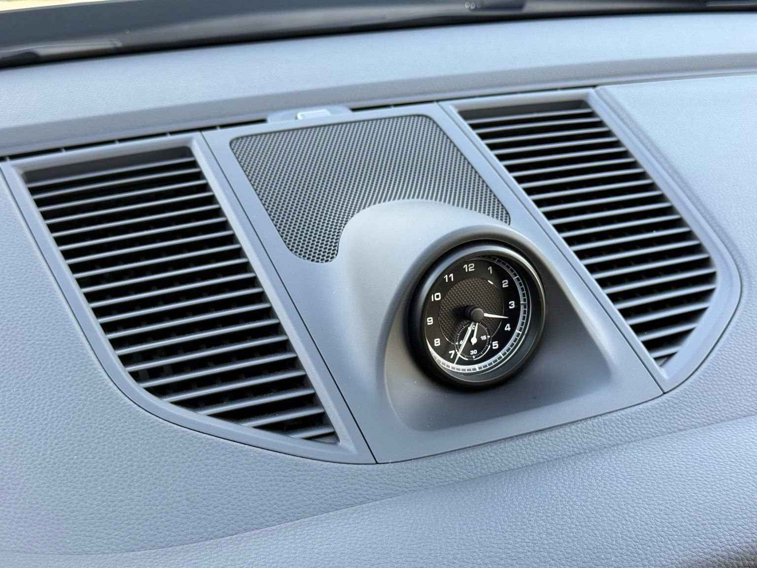 Used 2025 Porsche Macan AWD/4WD image 18