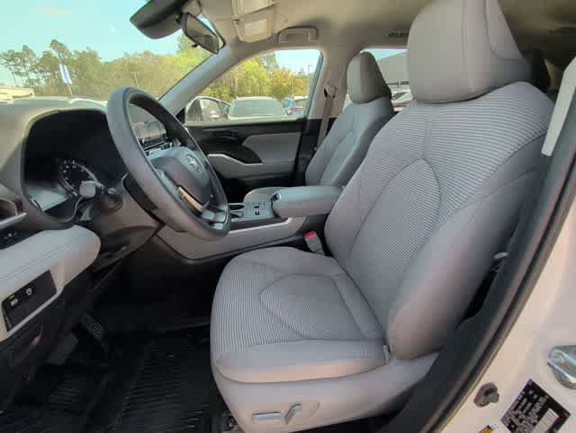 Used 2023 Toyota Highlander L image 13
