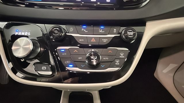 Used 2024 Chrysler Pacifica Touring-L FWD image 22