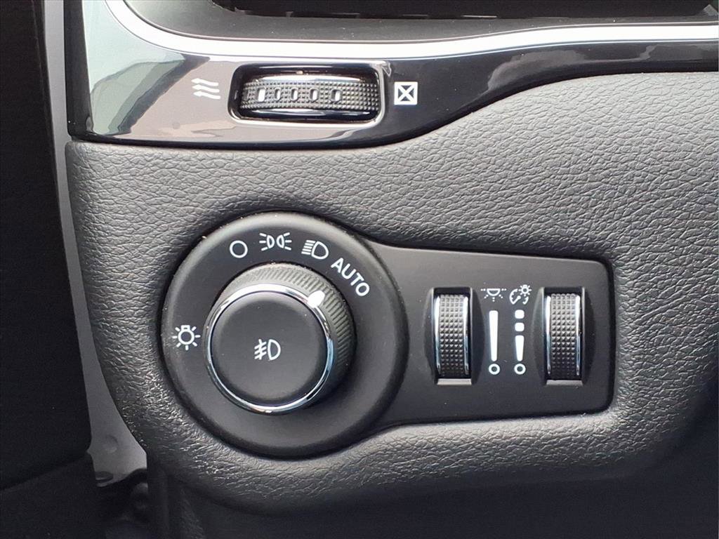 Used 2020 Jeep Cherokee Latitude Plus image 23
