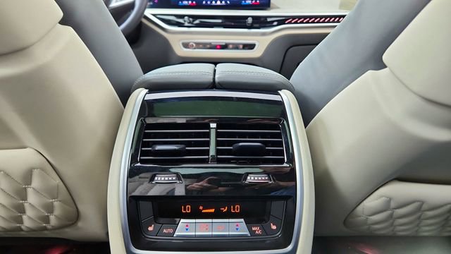 Used 2024 BMW X7 M60i w/ Executive Package image 57