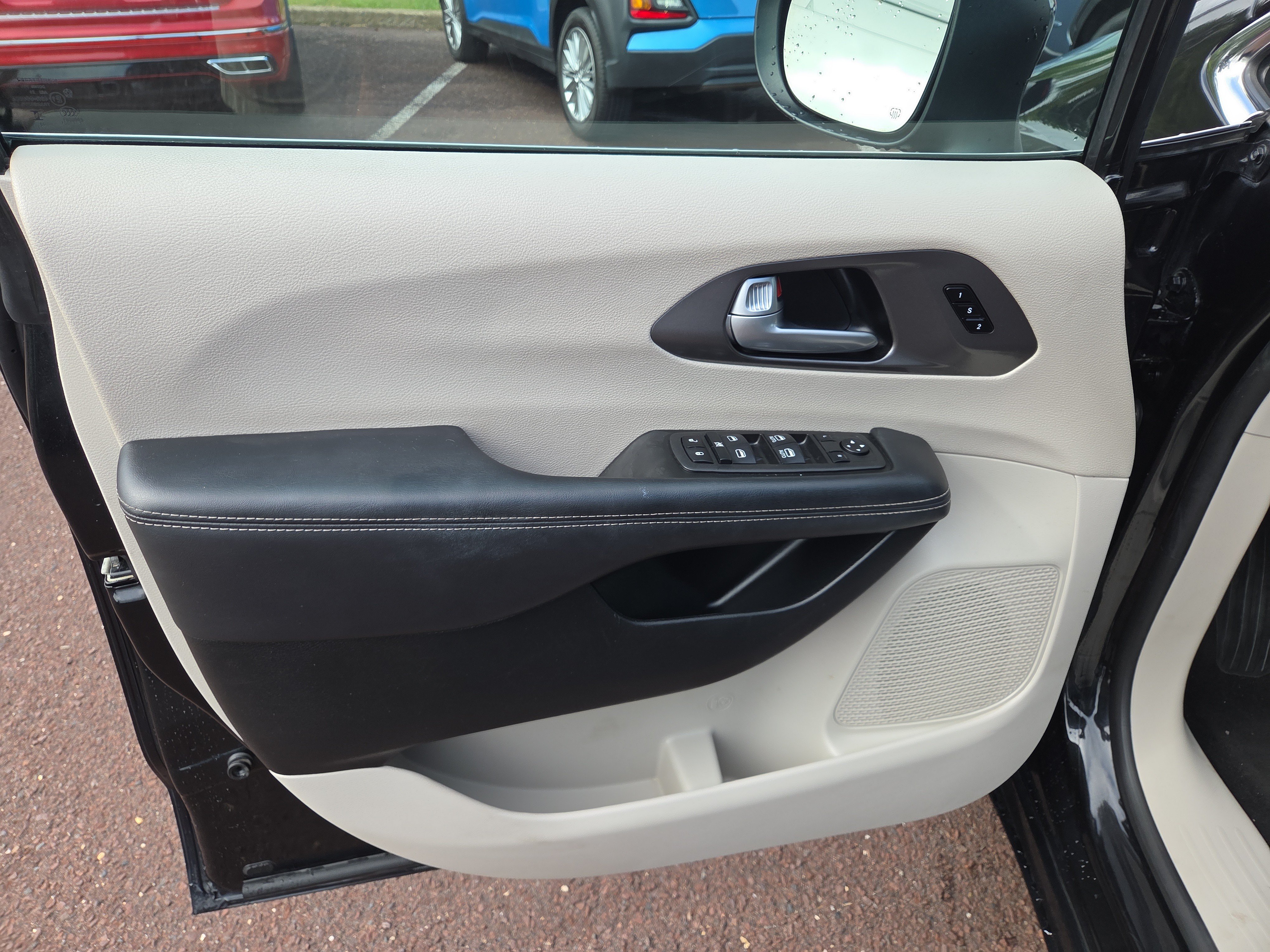 Used 2023 Chrysler Pacifica Touring-L FWD image 14