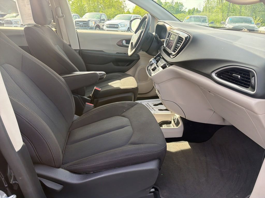 Used 2023 Chrysler Voyager LX FWD image 22