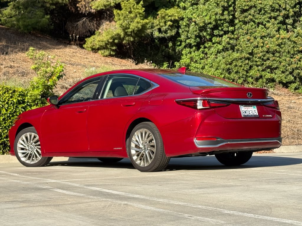 Used 2019 Lexus ES 300h w/ Accessory Package 2 FWD image 2