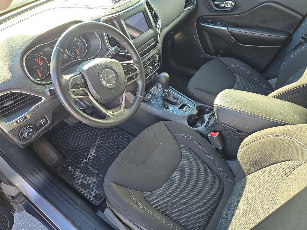 Used 2019 Jeep Cherokee Latitude w/ Cold Weather Group image 9