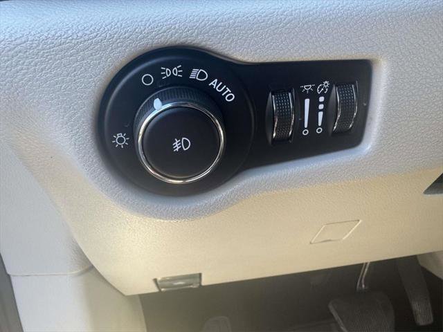 Used 2019 Chrysler Pacifica Touring-L image 17