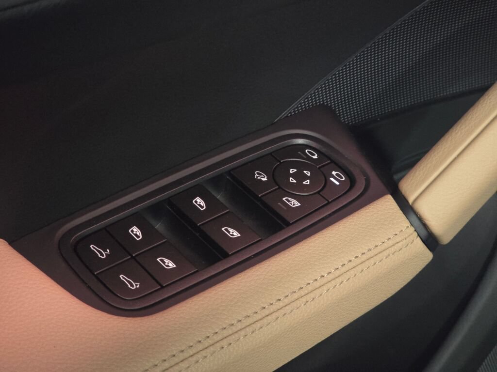 Certified 2025 Porsche Cayenne Coupe AWD/4WD image 39