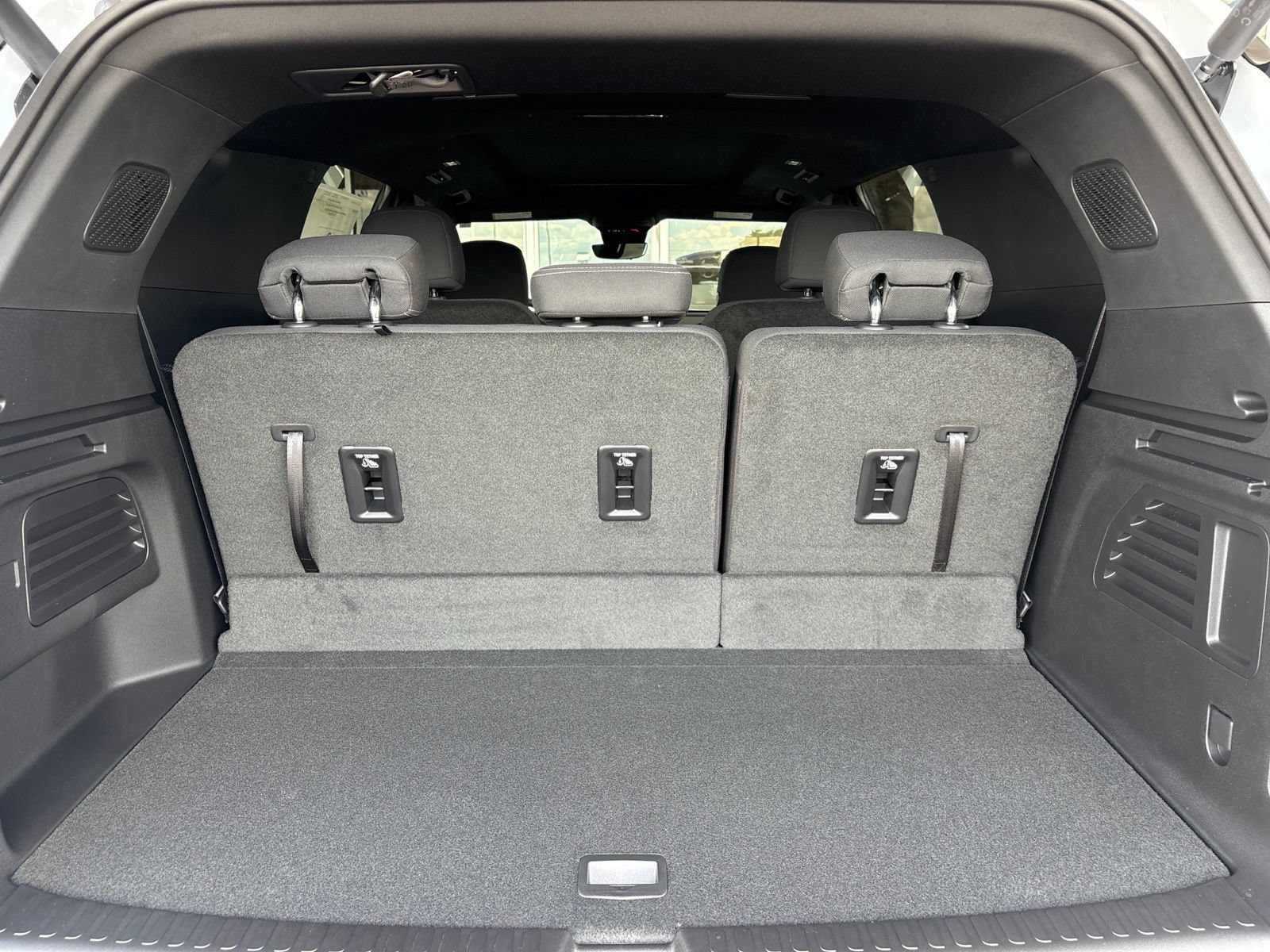New 2027 Chevrolet Traverse LT w/ Sun and Wheel Package FWD image 18