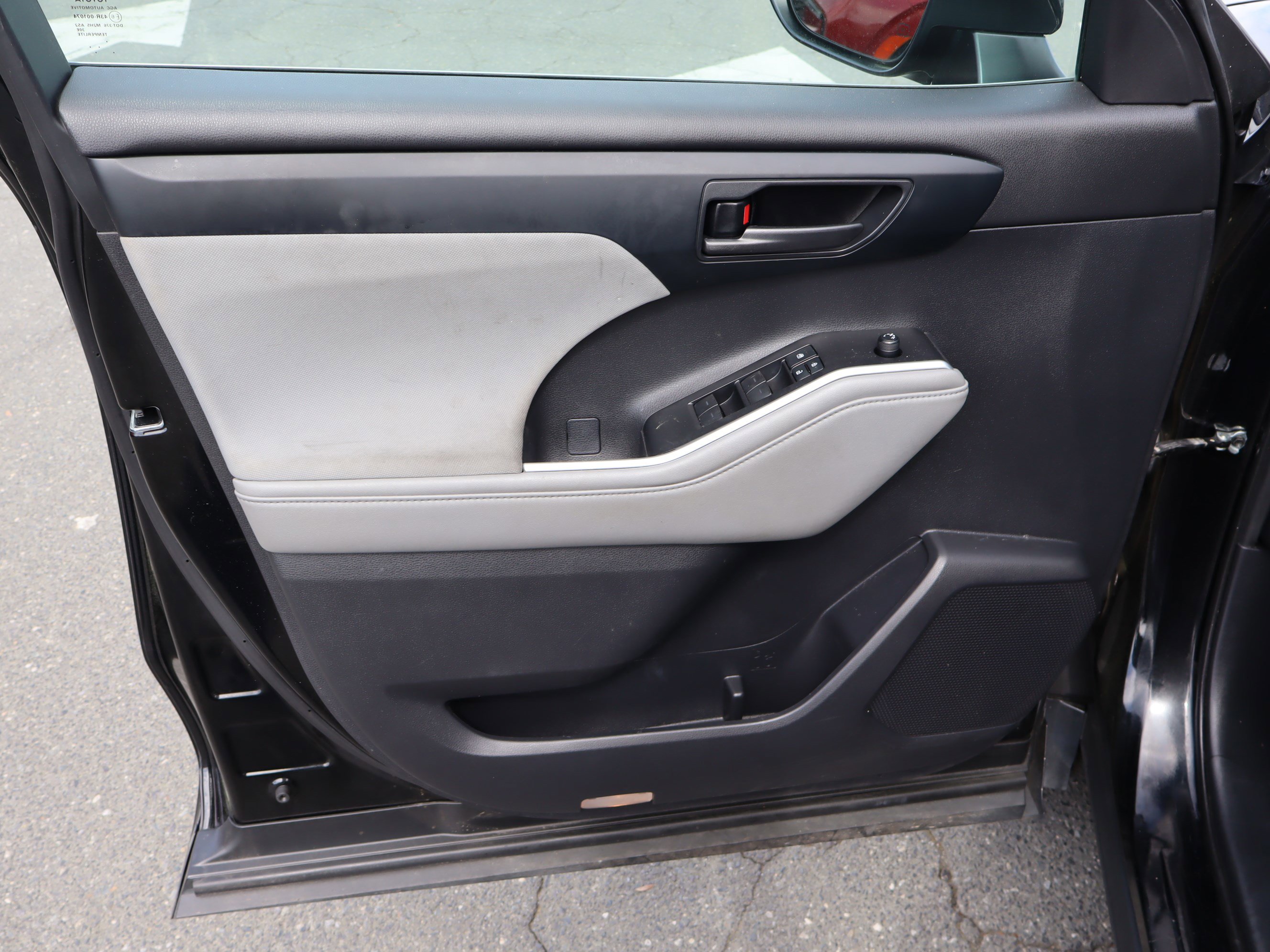 Used 2021 Toyota Highlander LE FWD image 15