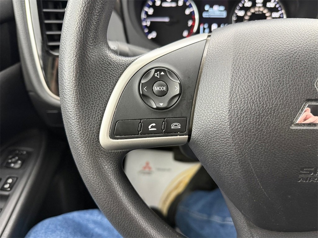 Used 2020 Mitsubishi Outlander ES image 32