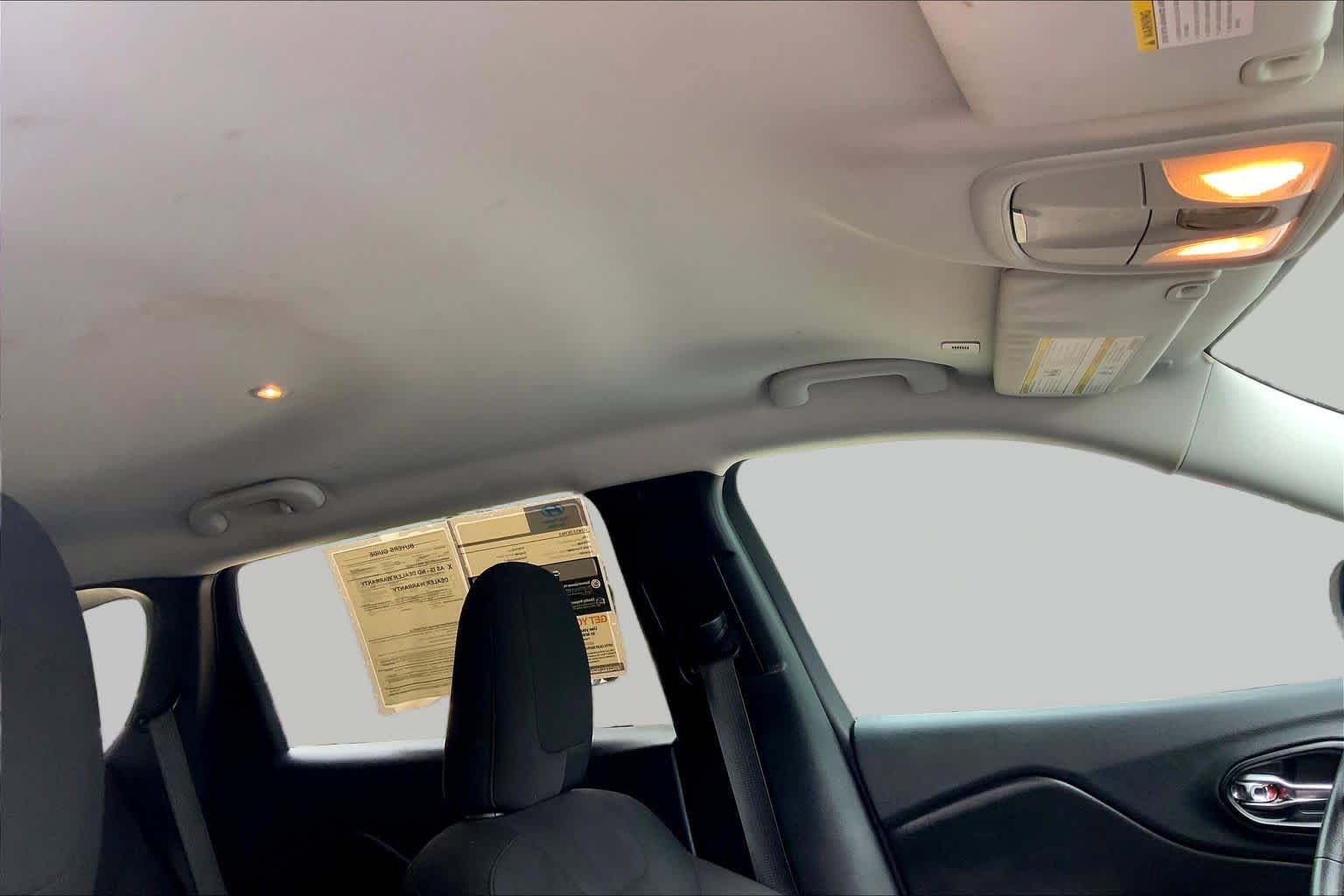 Used 2019 Jeep Cherokee Latitude w/ Popular Appearance Group FWD image 14