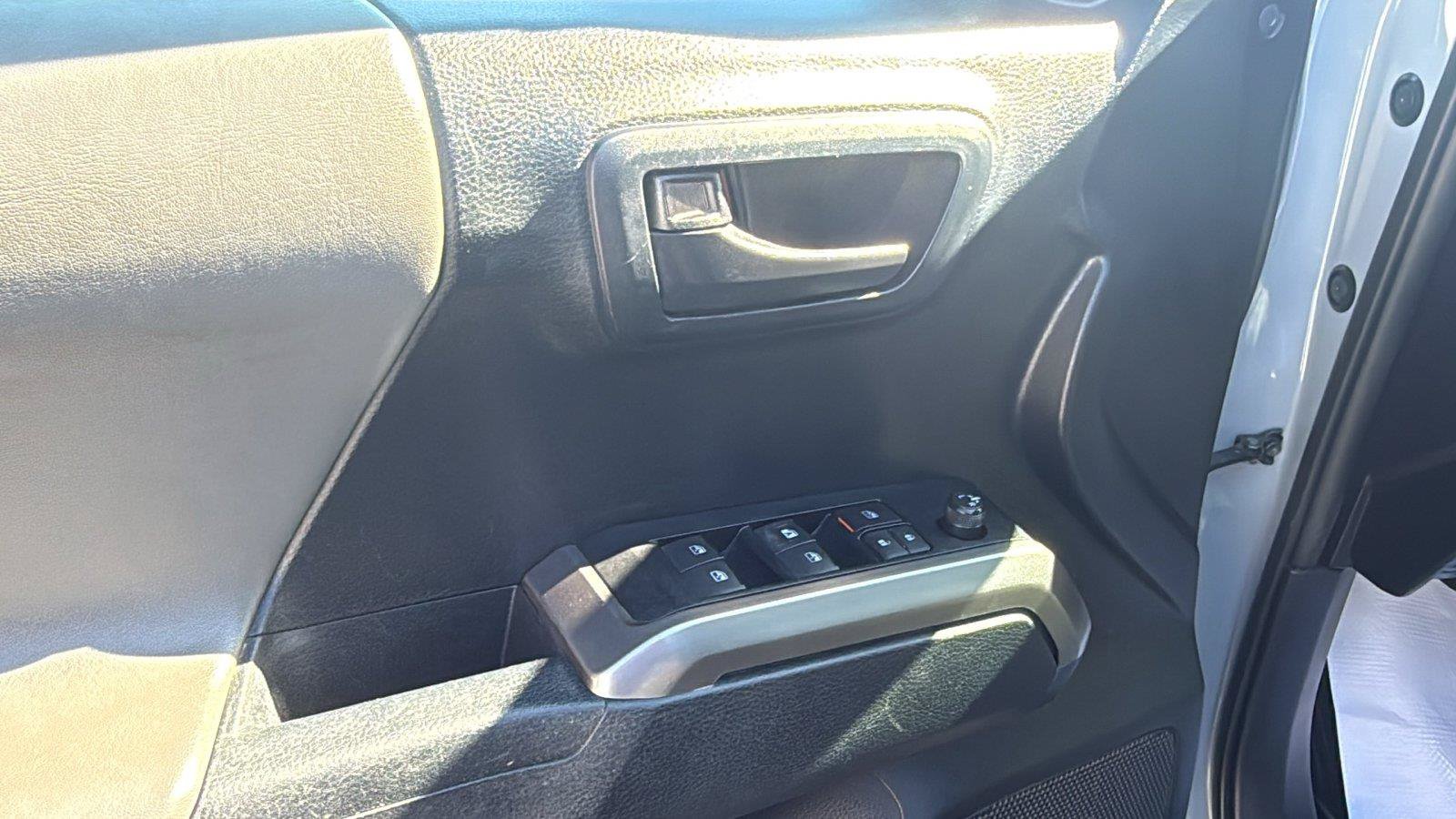 Used 2019 Toyota Tacoma SR5 AWD/4WD image 14