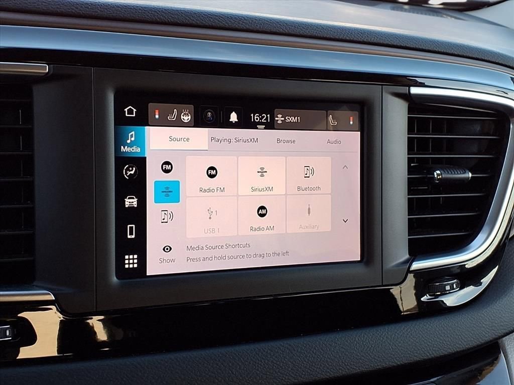 Used 2023 Chrysler Voyager LX image 10