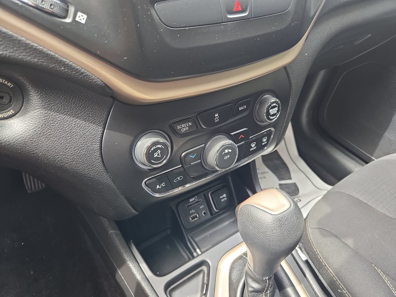 Used 2017 Jeep Cherokee Latitude FWD image 10