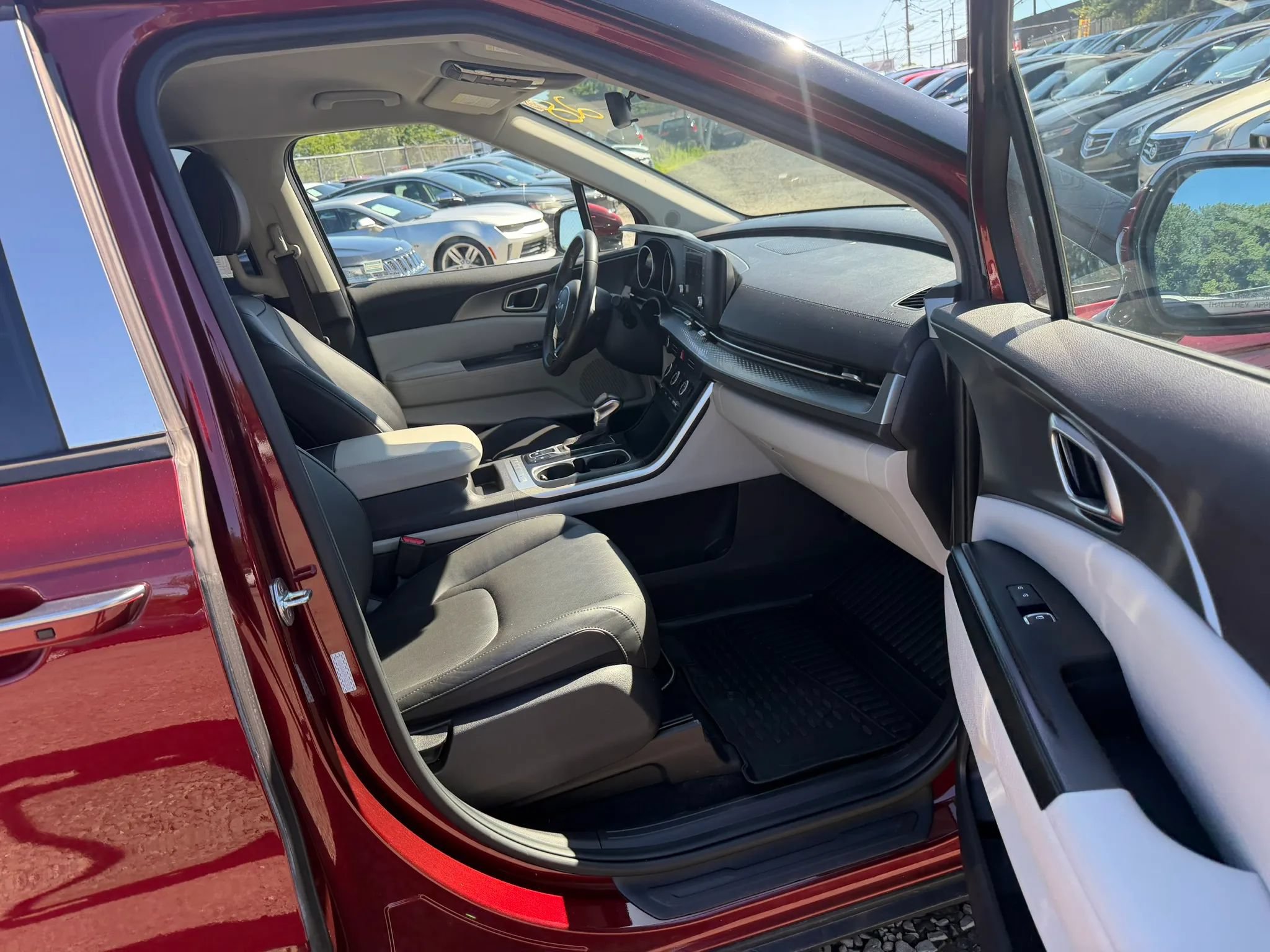 Used 2023 Kia Carnival LX FWD image 27