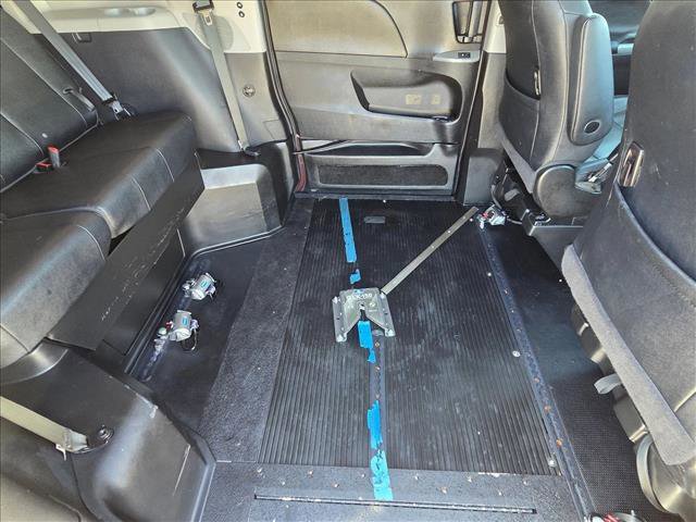 Used 2015 Toyota Sienna SE Premium image 19