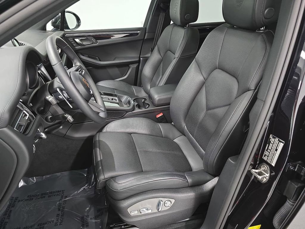 Certified 2025 Porsche Macan AWD/4WD image 5
