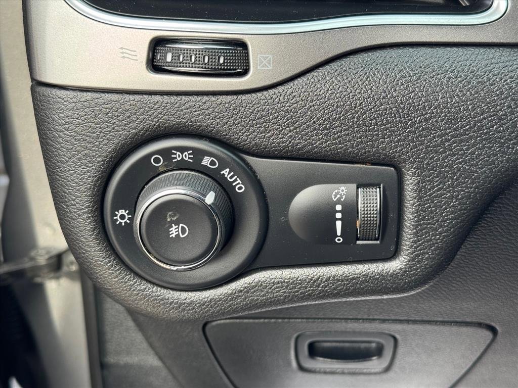 Used 2019 Jeep Cherokee Latitude w/ Cold Weather Group image 22