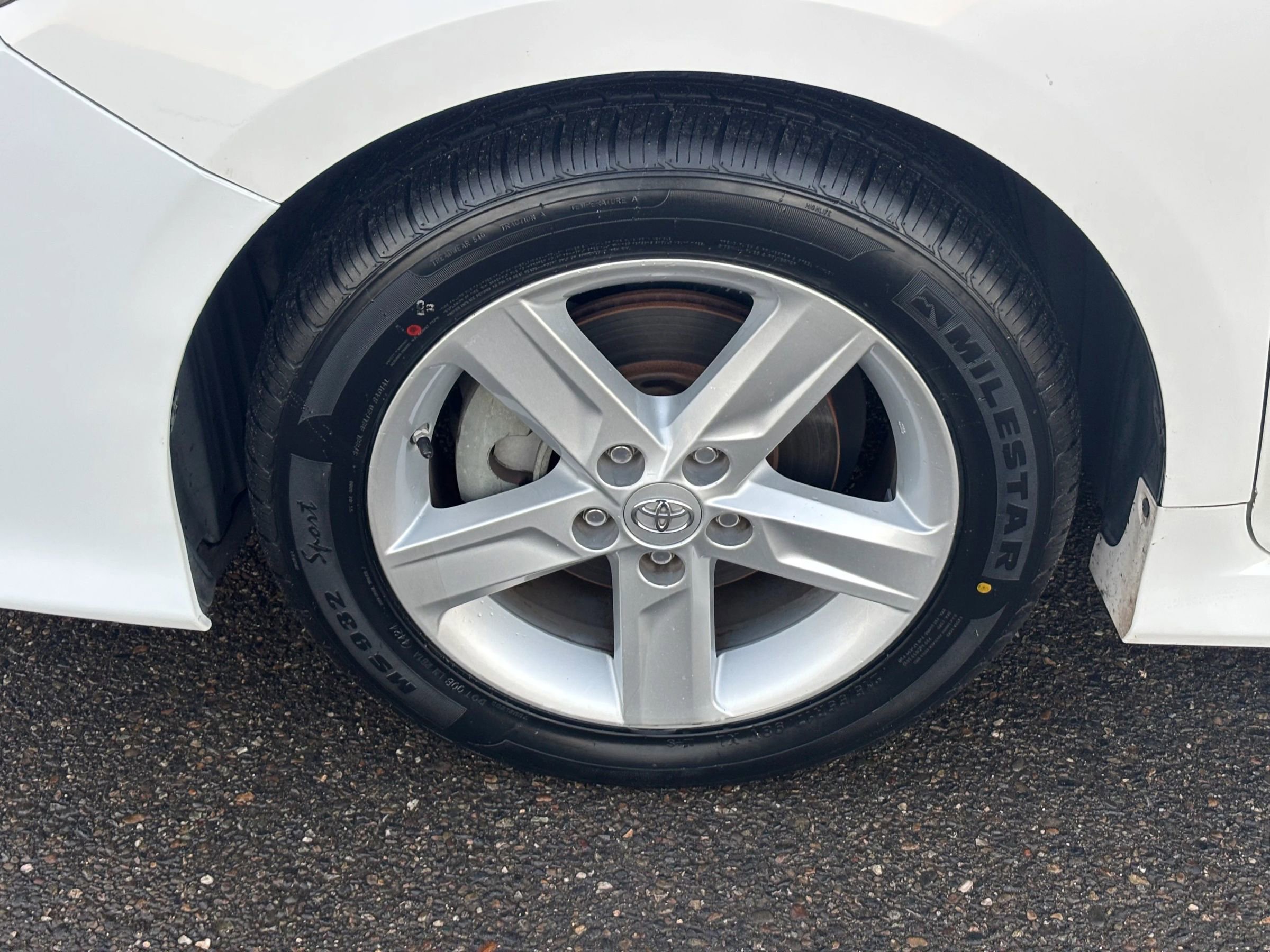 Used 2014 Toyota Camry SE image 9