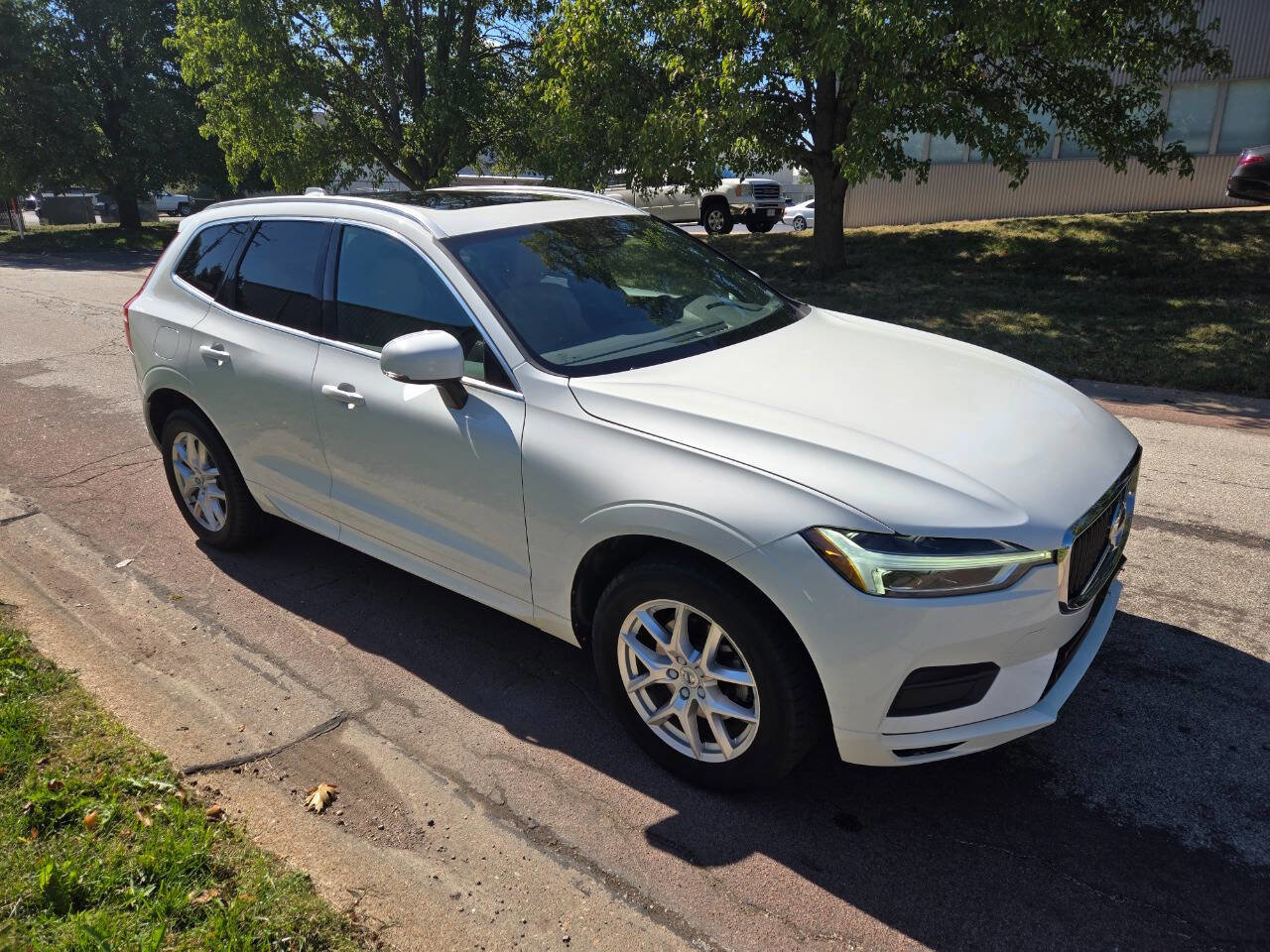 Used 2020 Volvo XC60 T5 Momentum image 4