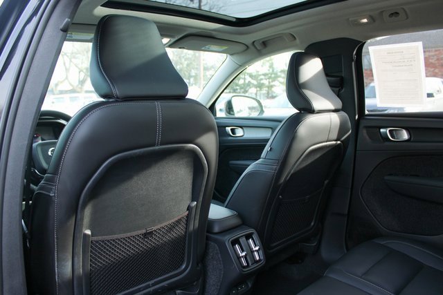 Used 2025 Volvo XC40 B5 Plus image 35