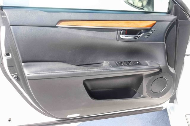 Used 2015 Lexus ES 300h w/ Premium Package w/Bamboo Trim FWD image 17