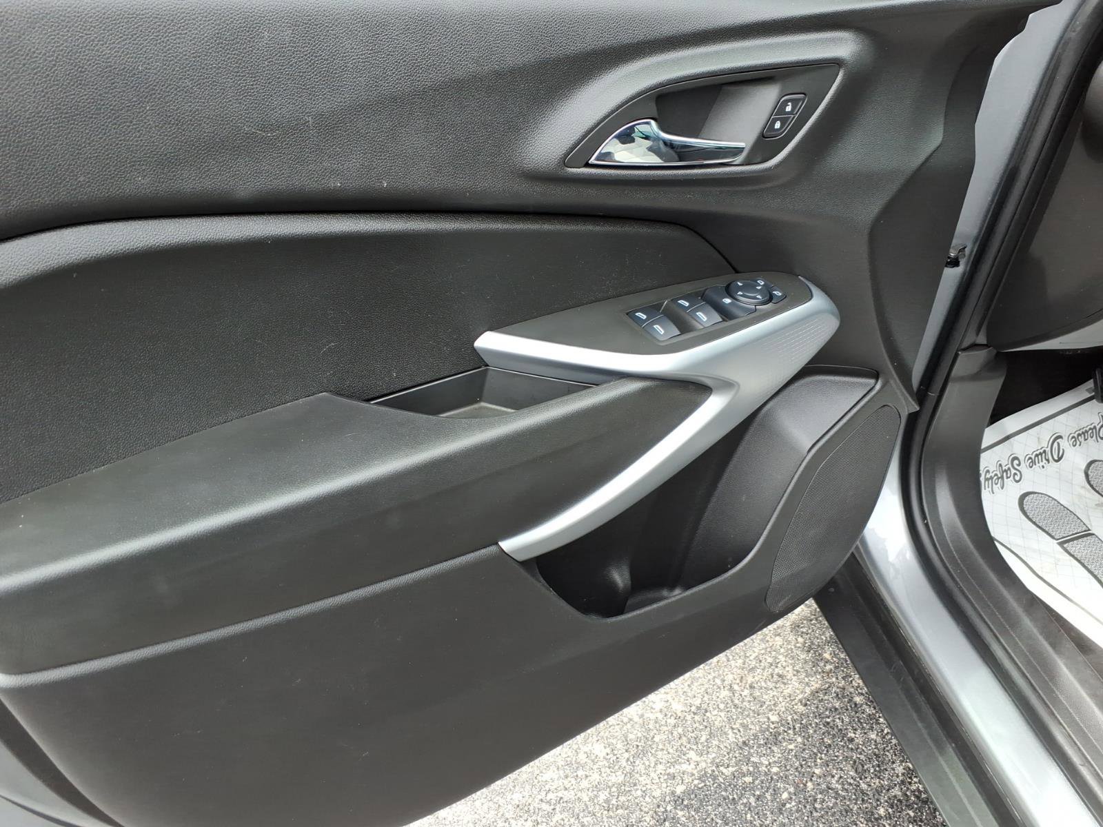 Used 2025 Chevrolet Trax LS w/ LS Convenience Package image 10