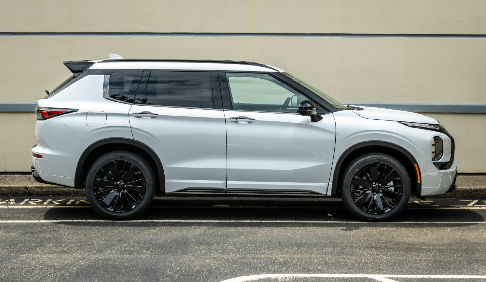 New 2026 Mitsubishi Outlander SEL Black Edition AWD/4WD image 9