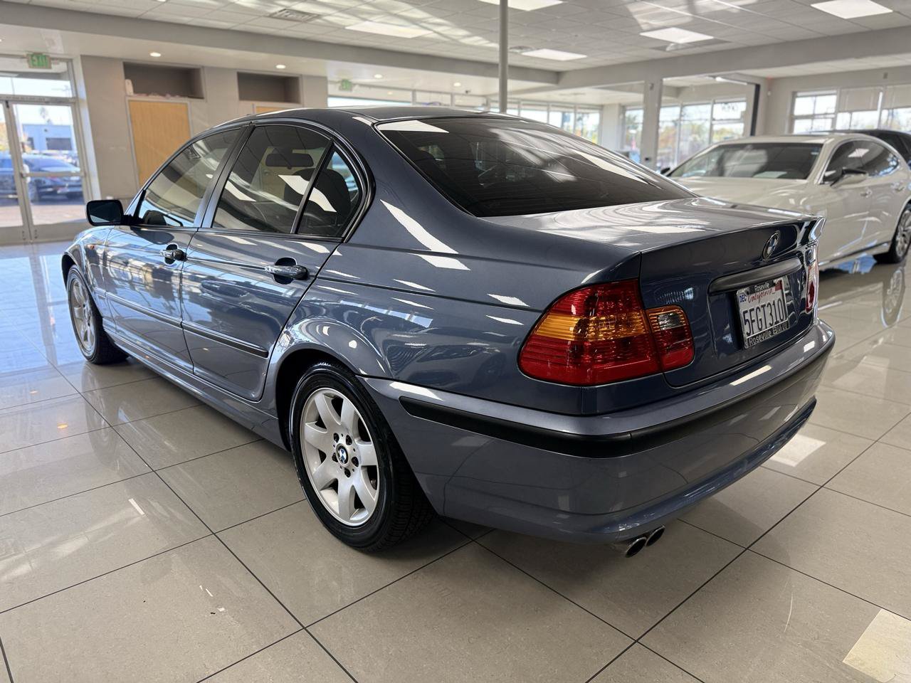 Used 2004 BMW 325i Sedan RWD image 2