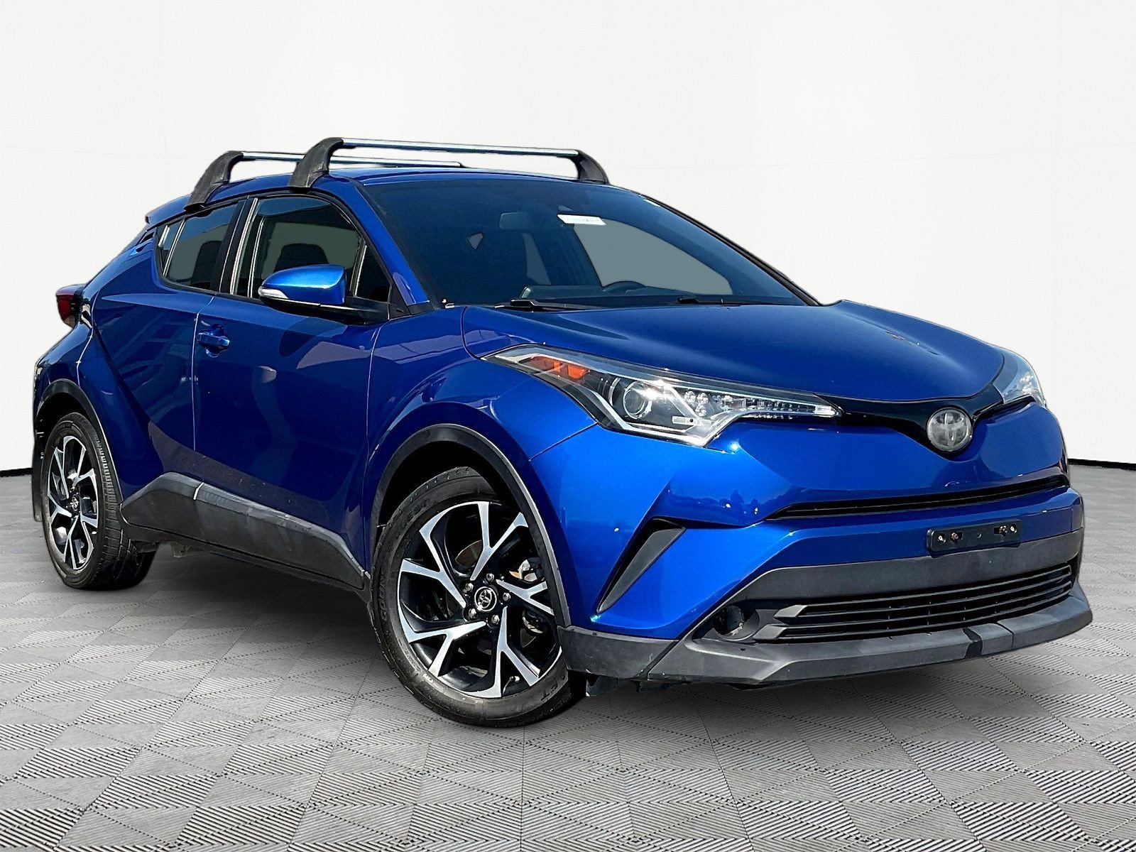 Used 2018 Toyota C-HR XLE FWD image 3