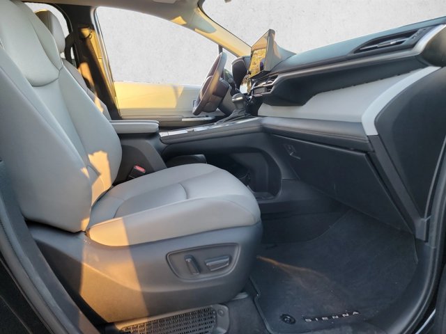 Used 2026 Toyota Sienna XLE FWD image 25