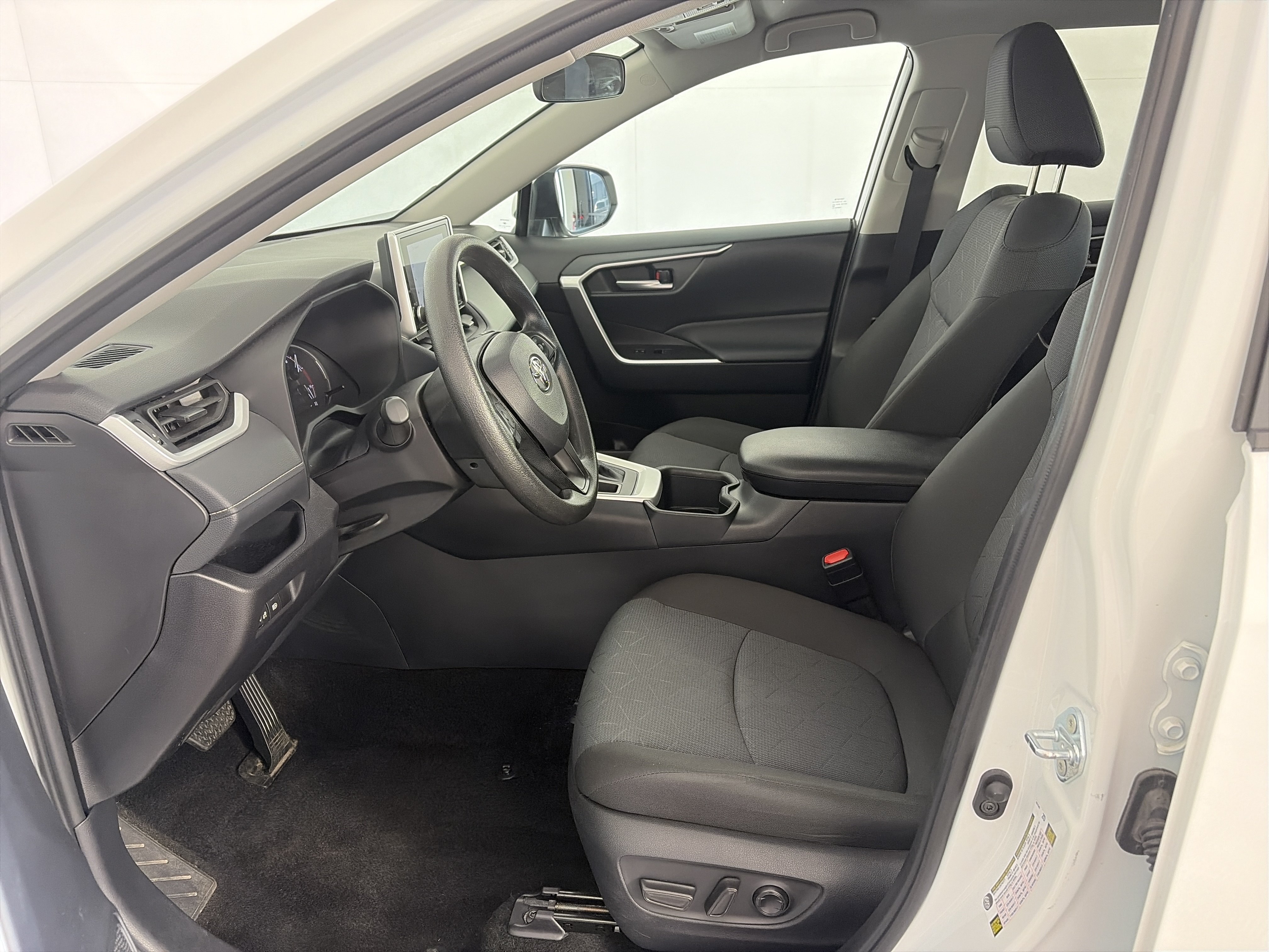 Used 2025 Toyota RAV4 XLE AWD/4WD image 6