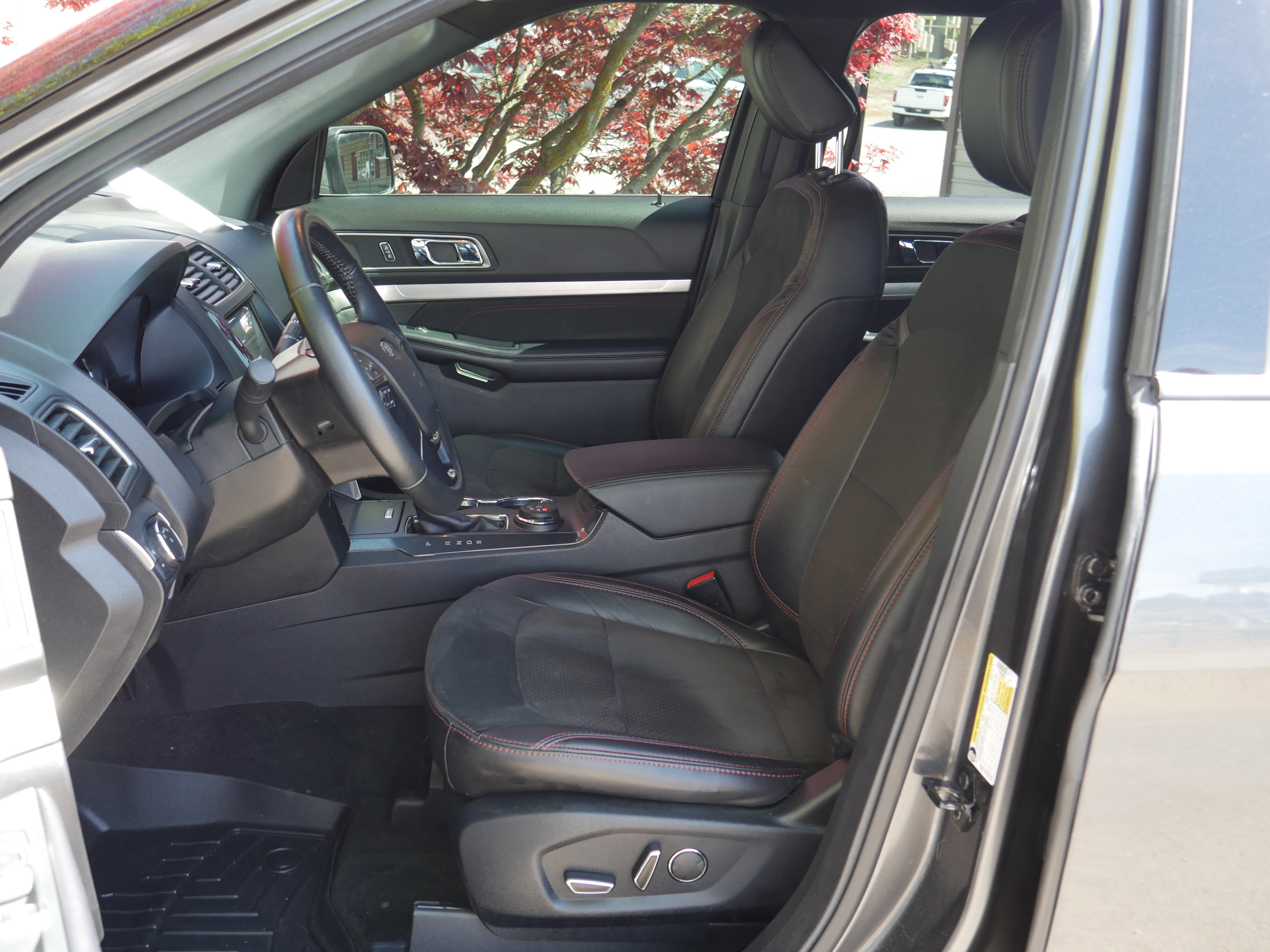 Used 2018 Ford Explorer XLT w/ Equipment Group 202A AWD/4WD image 3