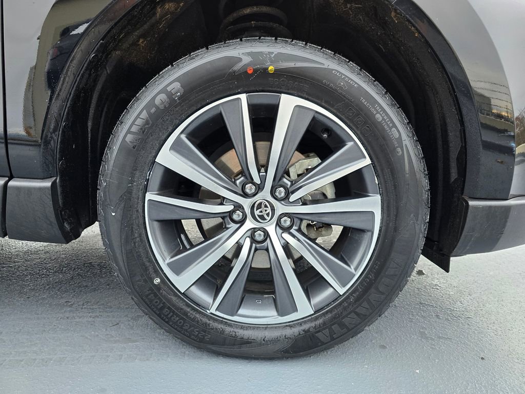 Used 2022 Toyota Venza LE image 9