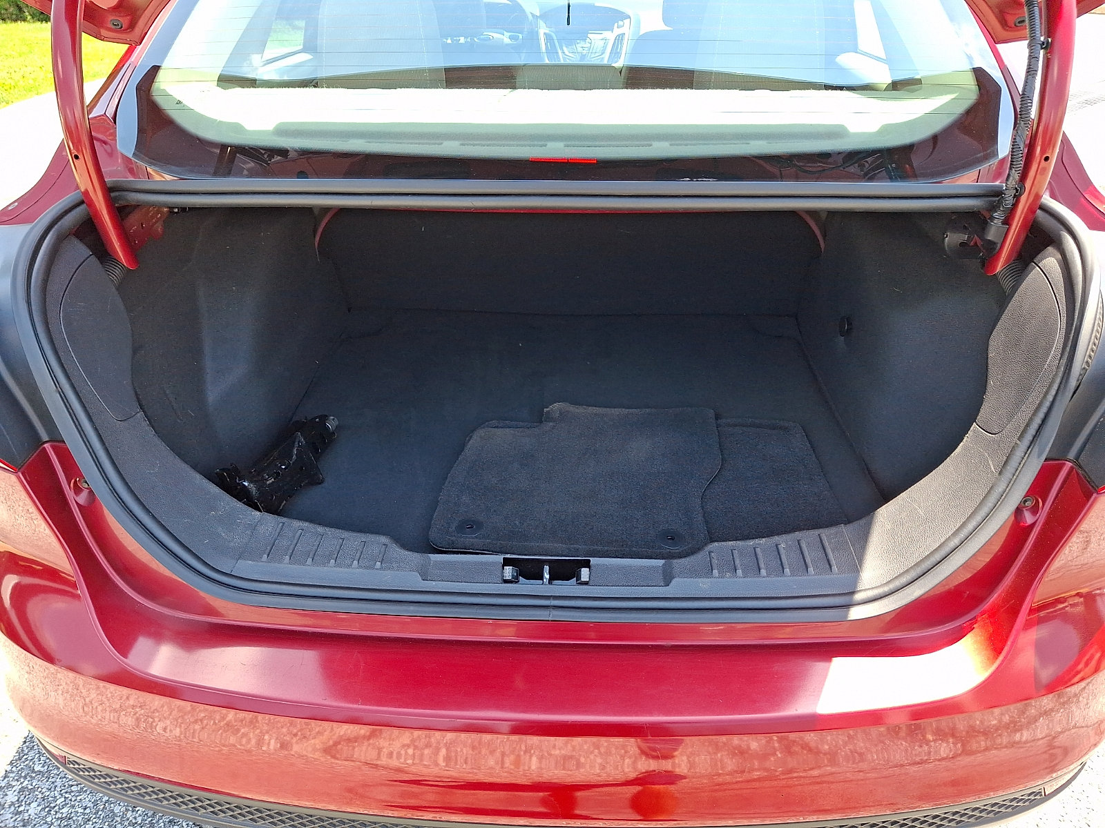 Used 2013 Ford Focus SE w/ SE Winter Pkg FWD image 30