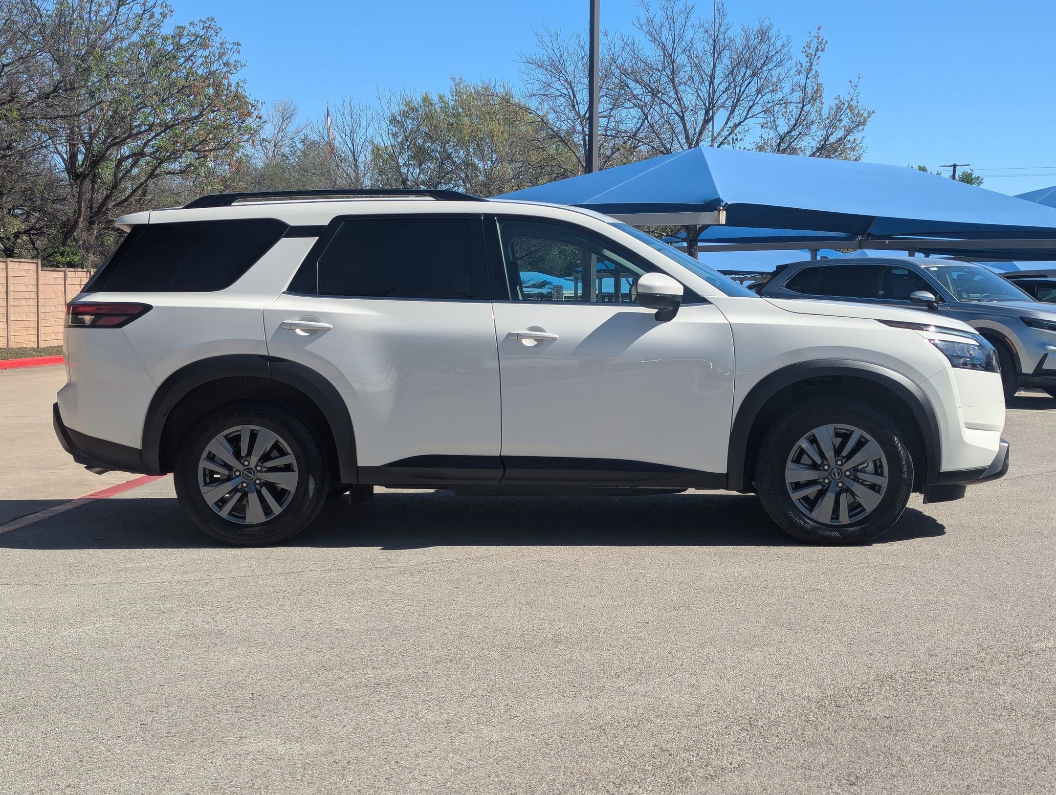 Used 2025 Nissan Pathfinder SV image 2