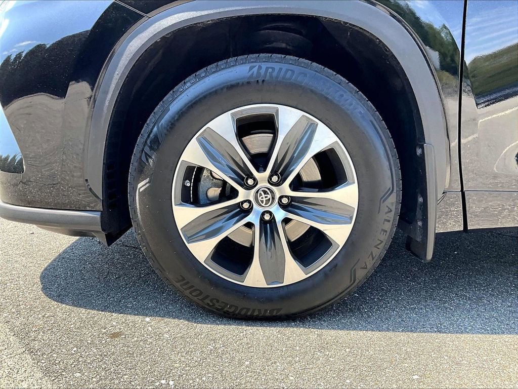 Used 2023 Toyota Highlander XLE AWD/4WD image 7