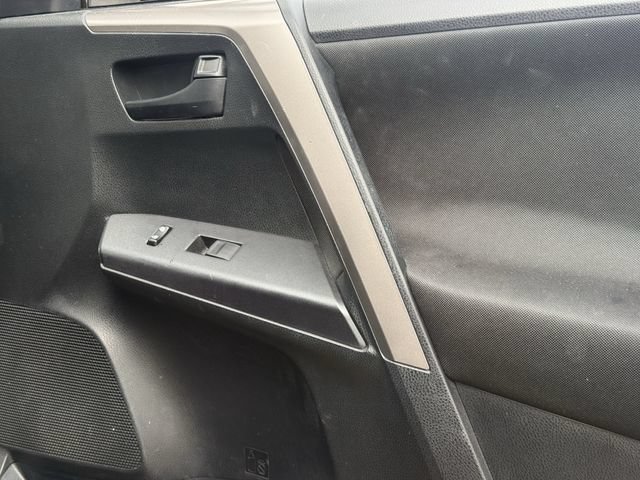 Used 2018 Toyota RAV4 LE FWD image 26