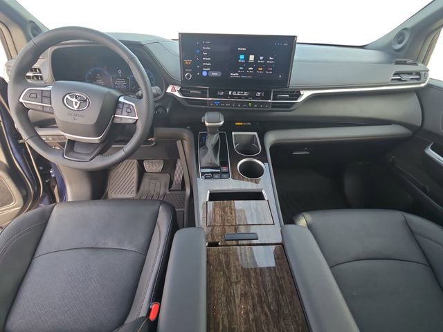 Used 2025 Toyota Sienna Limited image 9