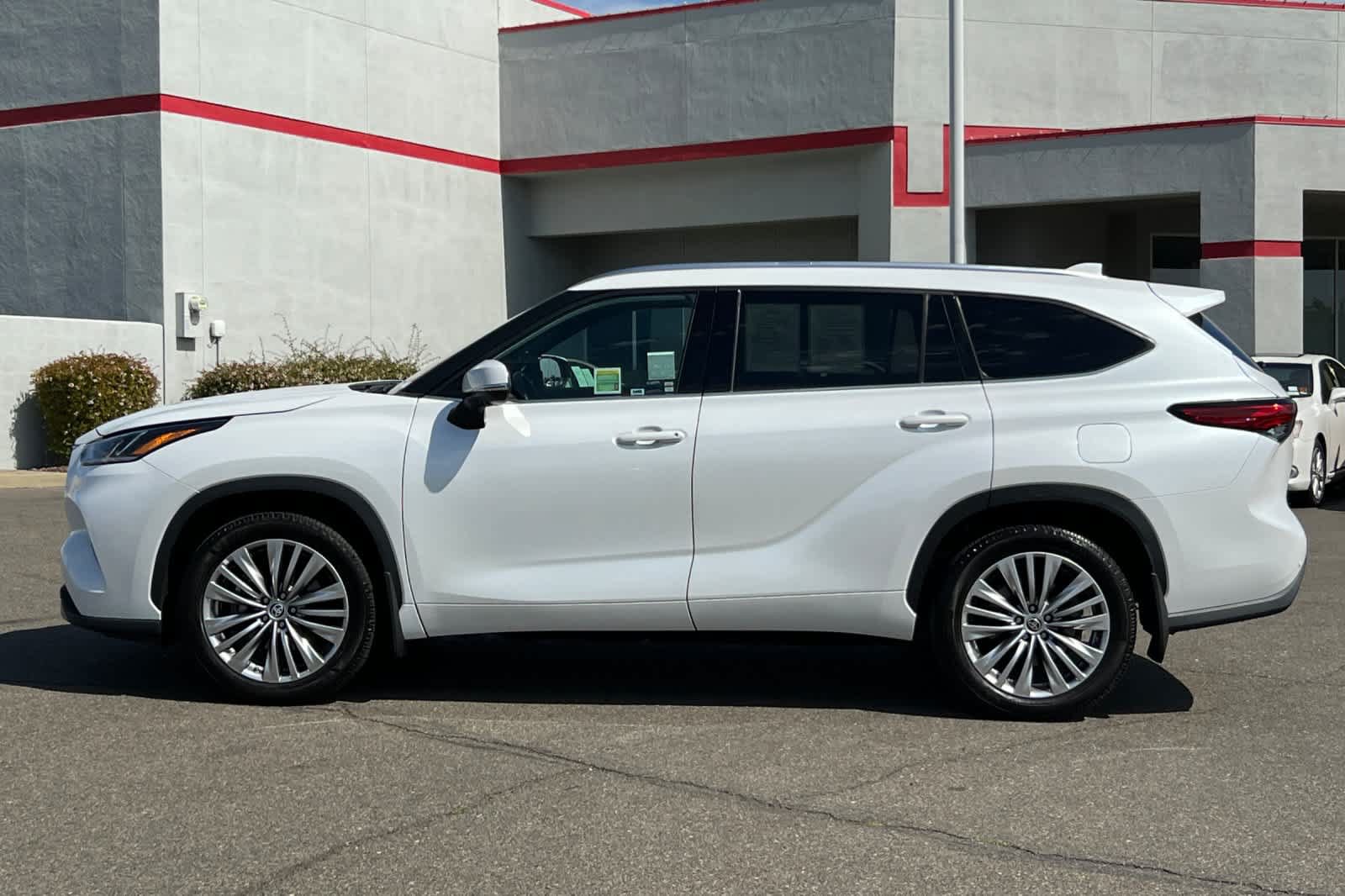 Used 2023 Toyota Highlander Platinum AWD/4WD image 9