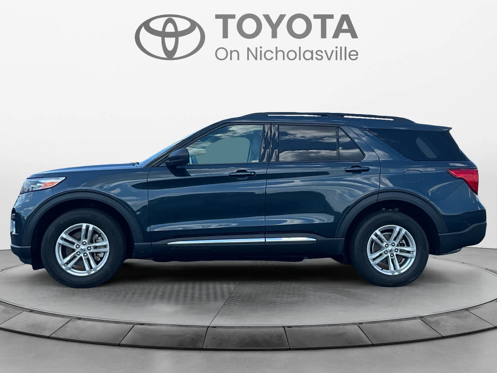 Used 2022 Ford Explorer XLT w/ Class IV Trailer Tow Package AWD/4WD image 2