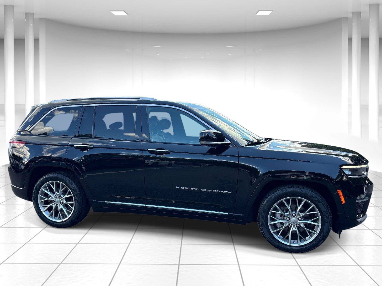Used 2023 Jeep Grand Cherokee Summit w/ Adv Protech Group IV AWD/4WD image 2