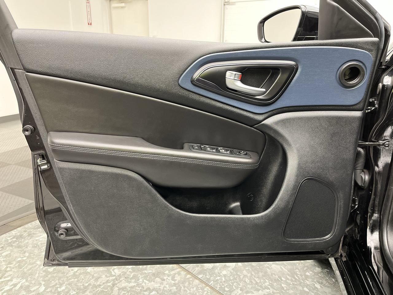 Used 2015 Chrysler 200 S FWD image 6