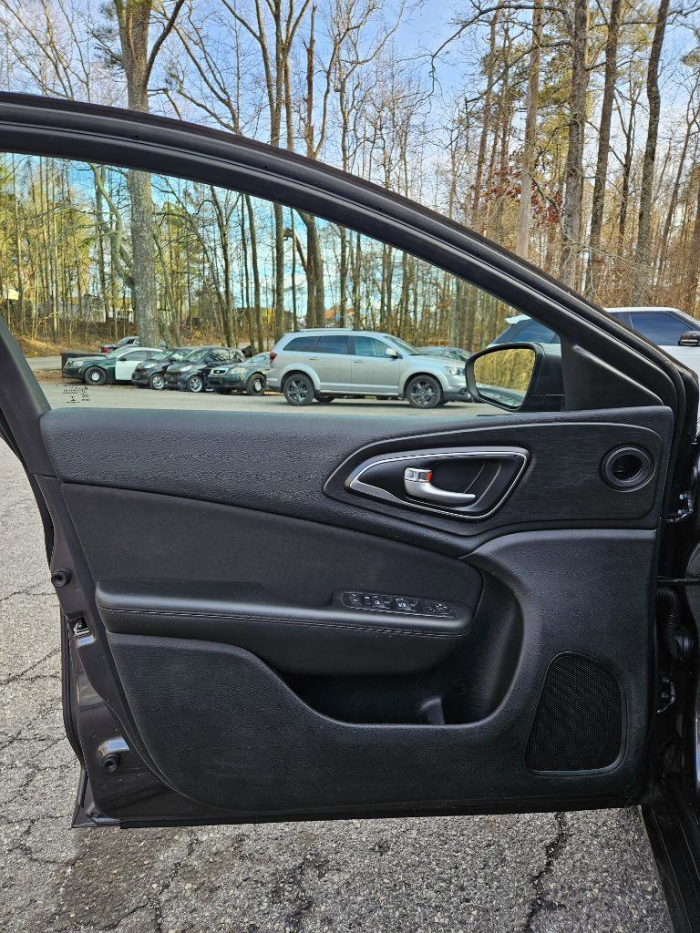 Used 2015 Chrysler 200 Limited image 19