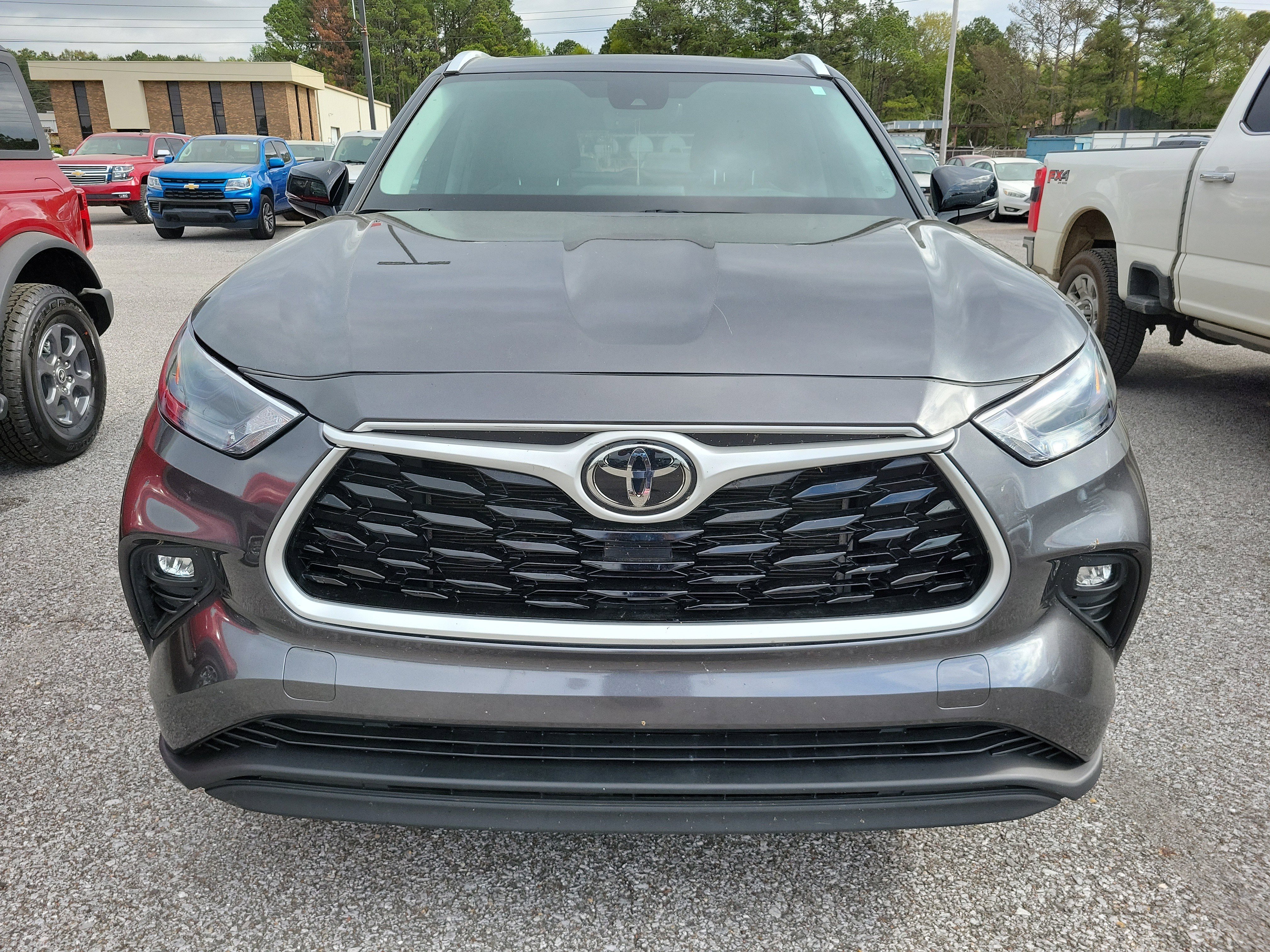 Used 2022 Toyota Highlander XLE image 2