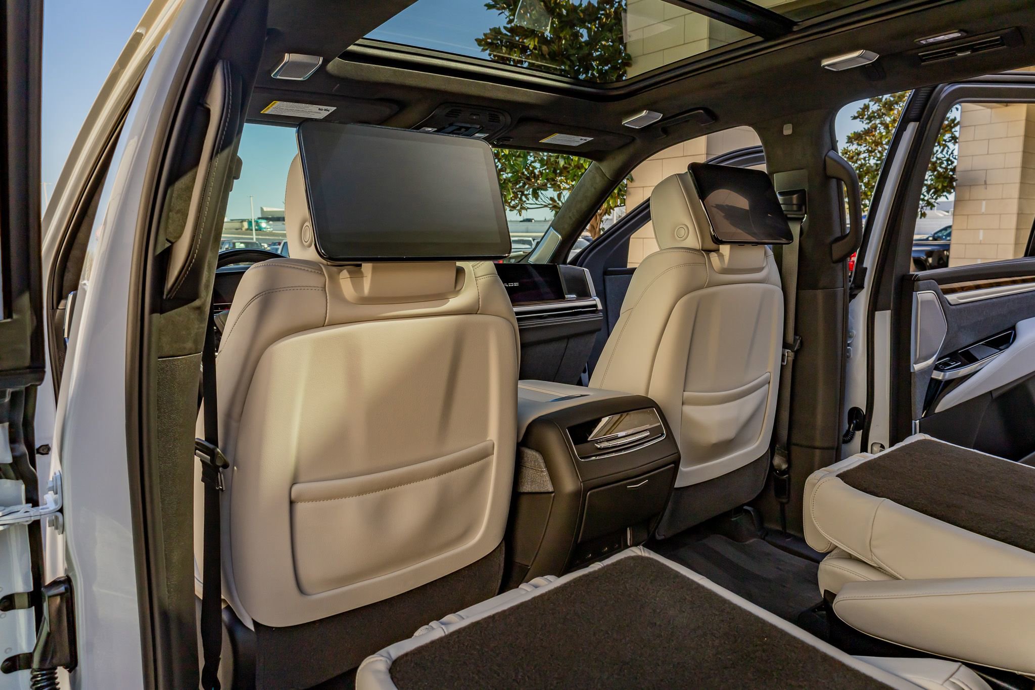 Used 2026 Cadillac Escalade Platinum Sport w/ LPO, ONYX Package image 34