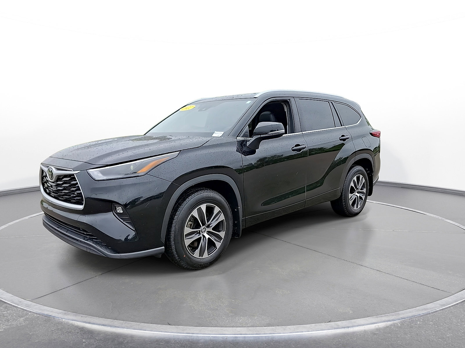 Used 2022 Toyota Highlander XLE AWD/4WD image 4