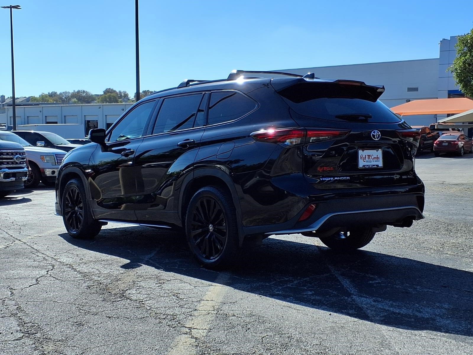 Used 2024 Toyota Highlander LE AWD/4WD image 8