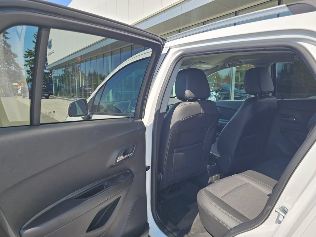 Used 2022 Chevrolet Trax LT w/ LT Convenience Package AWD/4WD image 18