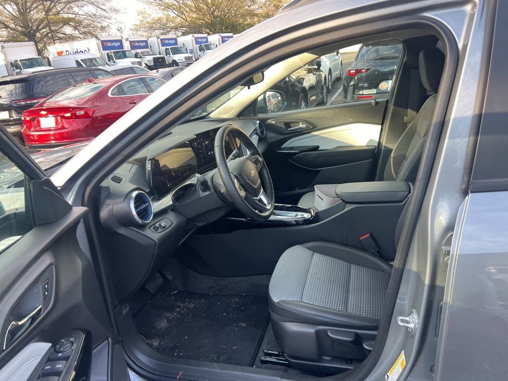 Used 2025 Chevrolet Trax LT w/ LT Convenience Package image 6